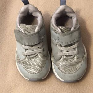 Cat & Jack girls sneaker size 6